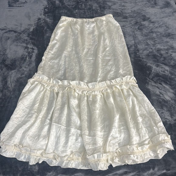 Urban Outfitters ivory skirt size Small. Never worn - Picture 3 of 3